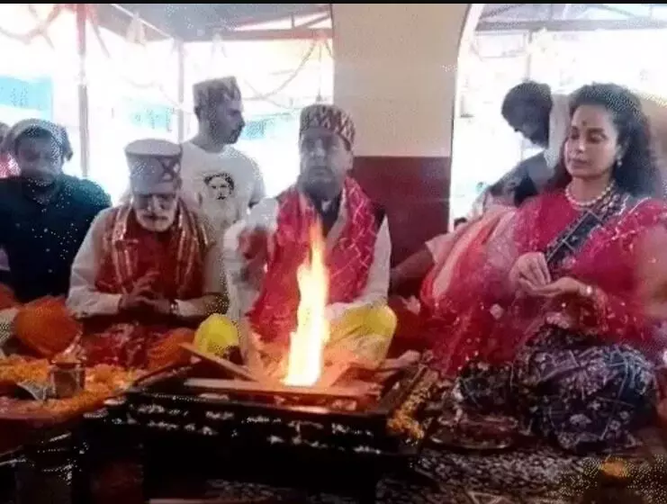 आपदा से बचाव को महायज्ञ-BJP सांसद ने बिना सर ढके डाली आहूति आपदा से बचाव को महायज्ञ-BJP सांसद ने बिना सर ढके डाली आहूति