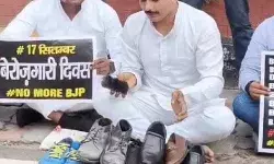 सपा कार्यकर्ताओं ने बूट पॉलिश कर पीएम का जन्मदिन बेरोजगार दिवस..