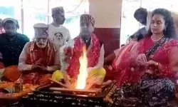 आपदा से बचाव को महायज्ञ-BJP सांसद ने बिना सर ढके डाली आहूति