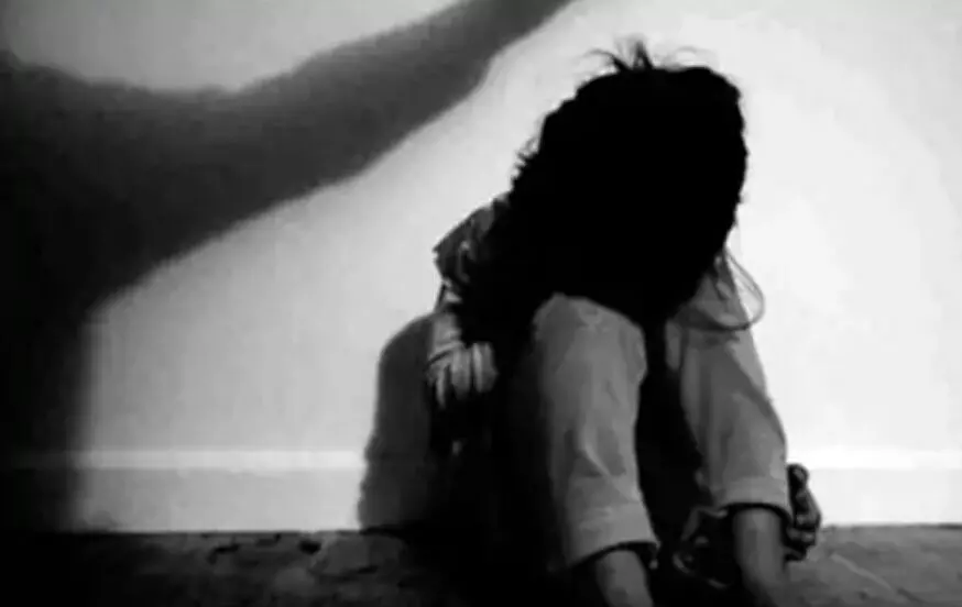 स्कूल में 4 साल की बच्ची का यौन उत्पीड़न महिला स्टाफ की गई गिरफ्तार स्कूल में 4 साल की बच्ची का यौन उत्पीड़न महिला स्टाफ की गई गिरफ्तार