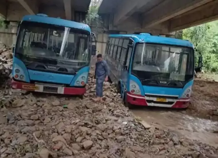 आफत जारी-लैंडस्लाइड से सड़के बंद- बाढ़ के मलबे में फंसी रोडवेज की बसें