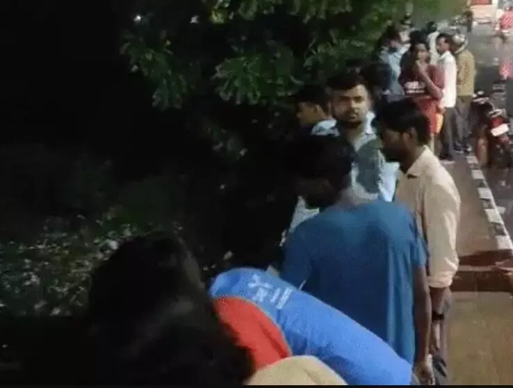 खेलते खेलते नाले में गिरा बच्चा पानी के तेज बहाव में बहा-चल रही तलाश खेलते खेलते नाले में गिरा बच्चा पानी के तेज बहाव में बहा-चल रही तलाश