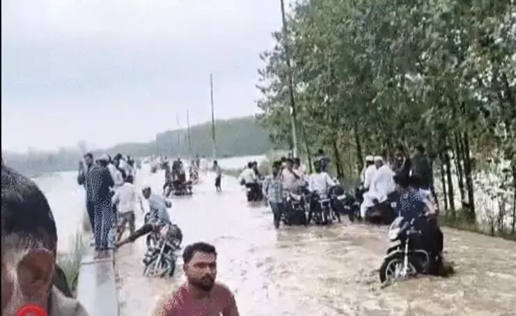 बरसाती नदी में अचानक आए पानी के सैलाब ने रोकी शाकंभरी जाने की राह
