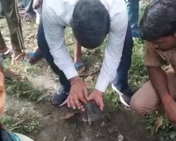 मां बहन के सामने लड़की को जबड़े में दबाकर ले गया बाघ- गांव वाले.. मां बहन के सामने लड़की को जबड़े में दबाकर ले गया बाघ- गांव वाले..