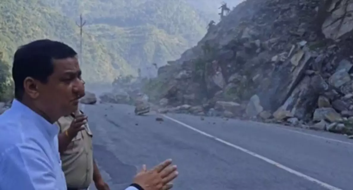 पहाड़ से गिरे मलबे की चपेट में आने से बाल बाल बच्चे सांसद विधायक पहाड़ से गिरे मलबे की चपेट में आने से बाल बाल बच्चे सांसद विधायक