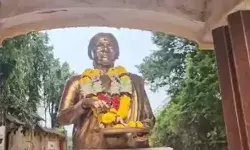 शिवाजी पार्क में बाल ठाकरे की पत्नी की प्रतिमा पर फेंका ऑयल पेंट शिवाजी पार्क में बाल ठाकरे की पत्नी की प्रतिमा पर फेंका ऑयल पेंट