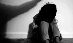 स्कूल में 4 साल की बच्ची का यौन उत्पीड़न महिला स्टाफ की गई गिरफ्तार स्कूल में 4 साल की बच्ची का यौन उत्पीड़न महिला स्टाफ की गई गिरफ्तार