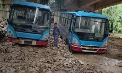 आफत जारी-लैंडस्लाइड से सड़के बंद- बाढ़ के मलबे में फंसी रोडवेज की बसें आफत जारी-लैंडस्लाइड से सड़के बंद- बाढ़ के मलबे में फंसी रोडवेज की बसें