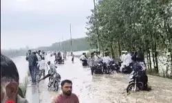 बरसाती नदी में अचानक आए पानी के सैलाब ने रोकी शाकंभरी जाने की राह बरसाती नदी में अचानक आए पानी के सैलाब ने रोकी शाकंभरी जाने की राह