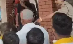 पीले गमछे पर आफत- SP दफ्तर में सुभासपा वर्कर को महिला कांस्टेबल..