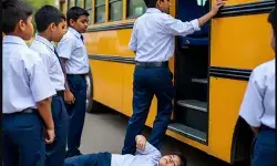 स्कूल बस में चढ़ रहे 9 साल के बच्चे पर मौत का झपट्टा-गिरते ही चली गई जान स्कूल बस में चढ़ रहे 9 साल के बच्चे पर मौत का झपट्टा-गिरते ही चली गई जान