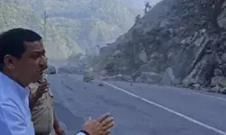 पहाड़ से गिरे मलबे की चपेट में आने से बाल बाल बच्चे सांसद विधायक पहाड़ से गिरे मलबे की चपेट में आने से बाल बाल बच्चे सांसद विधायक