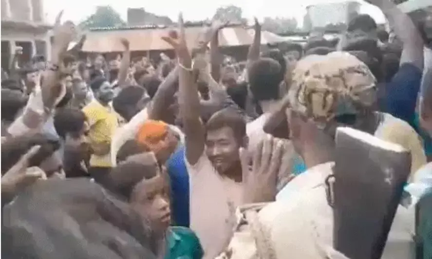 दुर्गा प्रतिमाएं तोड़ने पर बवाल- आगजनी, तोड़फोड़- पुलिस ने..