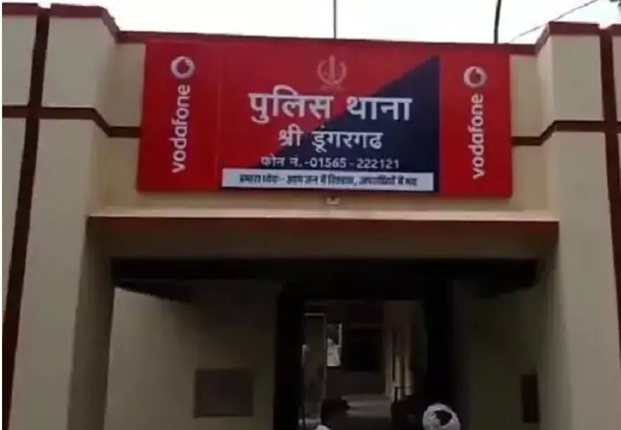 कुल्हाड़ी से काटकर पूर्व सरपंच का मर्डर- भतीजा हुआ फरार
