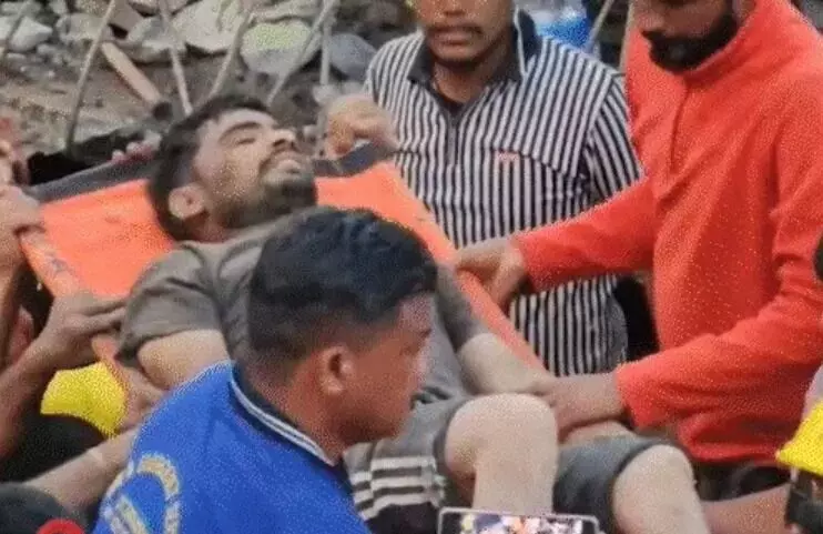 है ना चमत्कार-16 घंटे बाद मलबे के भीतर से जिंदा निकाला व्यक्ति