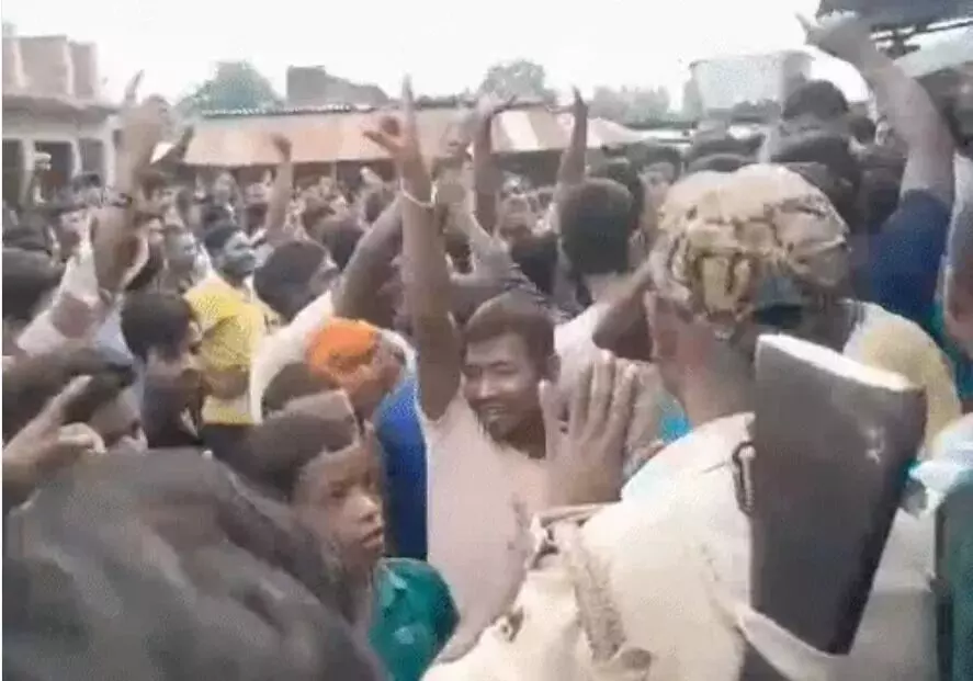 दुर्गा प्रतिमाएं तोड़ने पर बवाल- आगजनी, तोड़फोड़- पुलिस ने..