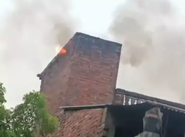 आसमानी बिजली से घर में लगी आग-मकान की छत व ट्रांसफार्मर क्षतिग्रस्त