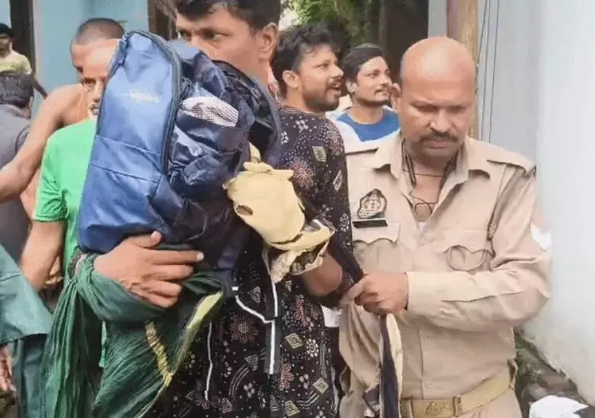 सूट सलवार पहनकर चोरी के लिए रेकी कर रहे शातिर का निकाला जुलूस