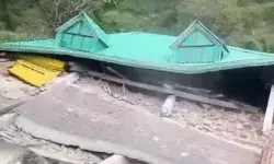 अब किन्नौर में फटा बादल-बाढ़ में बही गाड़ियां-घरों से भागकर बचाई जान अब किन्नौर में फटा बादल-बाढ़ में बही गाड़ियां-घरों से भागकर बचाई जान