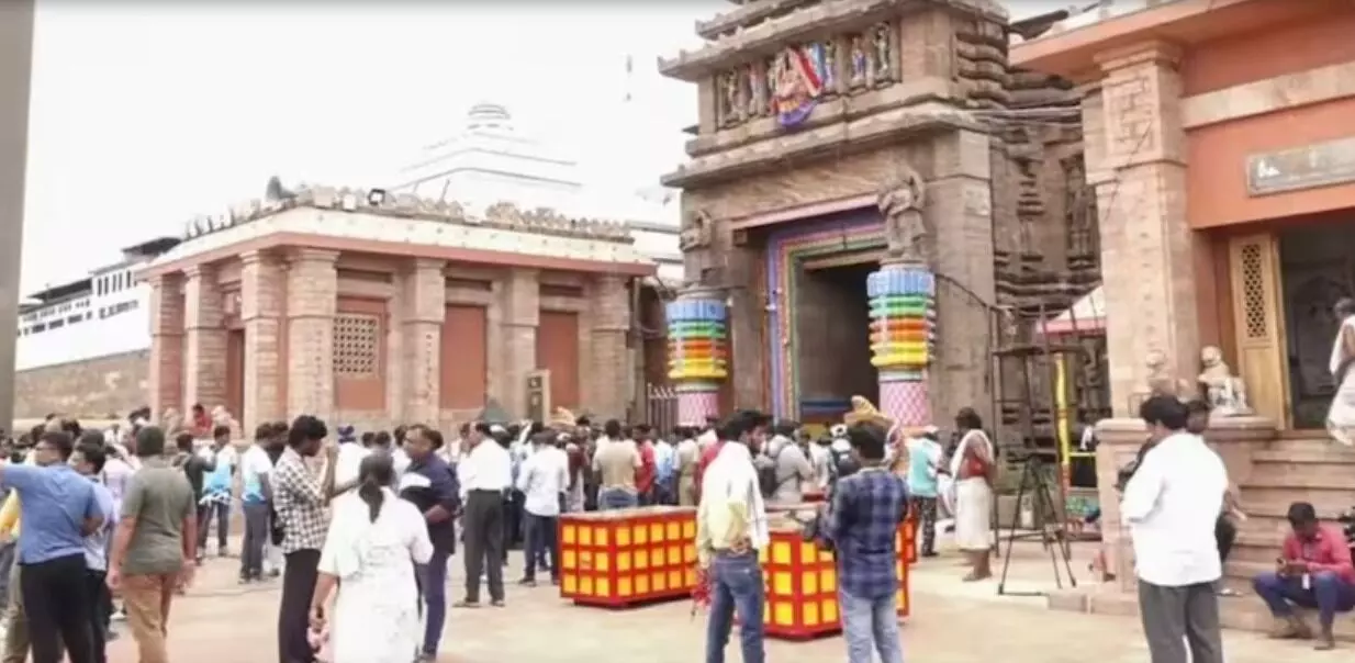 मंदिर में मोबाइल की नो एंट्री- पुलिस कर्मी एवं अफसर और... मंदिर में मोबाइल की नो एंट्री- पुलिस कर्मी एवं अफसर और...