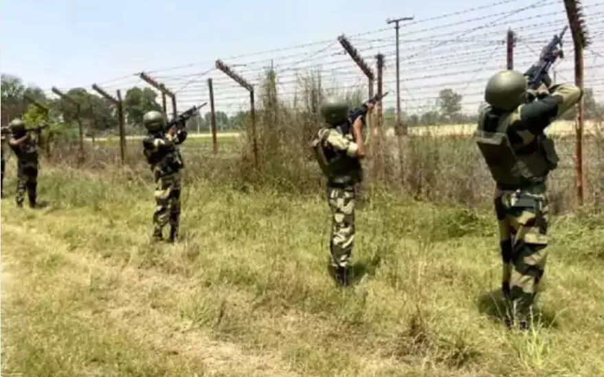 PAK की फिर नापाक हरकत- LoC पर तोड़ा सीजफायर PAK की फिर नापाक हरकत- LoC पर तोड़ा सीजफायर