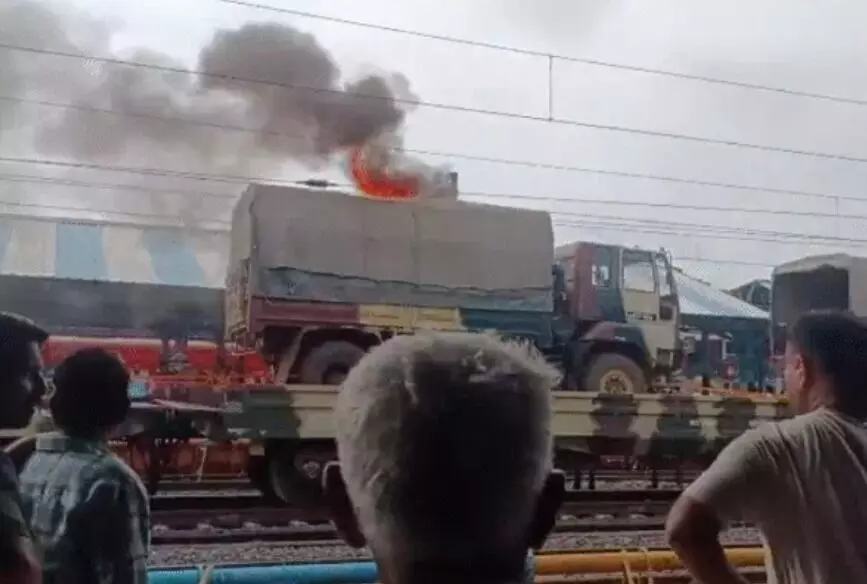 मालगाड़ी में सवार सेना के ट्रक में लगी आग- हाई टेंशन लाइन से ट्रक का.. मालगाड़ी में सवार सेना के ट्रक में लगी आग- हाई टेंशन लाइन से ट्रक का..