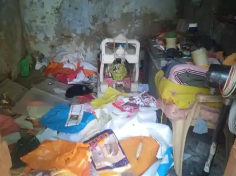 बदमाशों का भगवान के घर में धावा- फूल वाले को भी नहीं छोड़ा