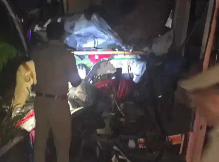 आगरा लखनऊ एक्सप्रेस वे पर हादसा- ट्रक से टकराकर पलटी बस-4 की मौत