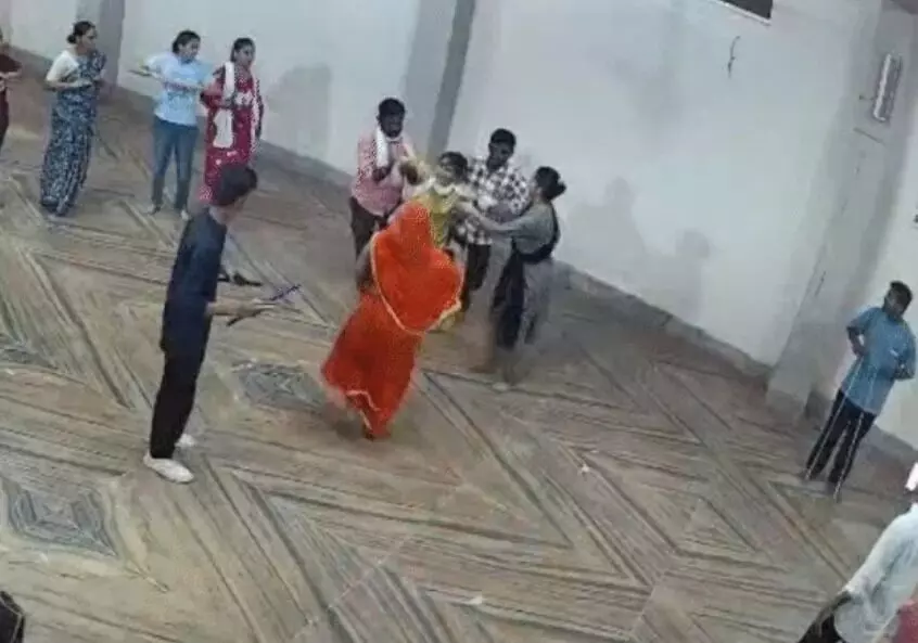 गरबा की रिहर्सल कर रही महिला का किडनैप- दो महिलाओं समेत.. गरबा की रिहर्सल कर रही महिला का किडनैप- दो महिलाओं समेत..