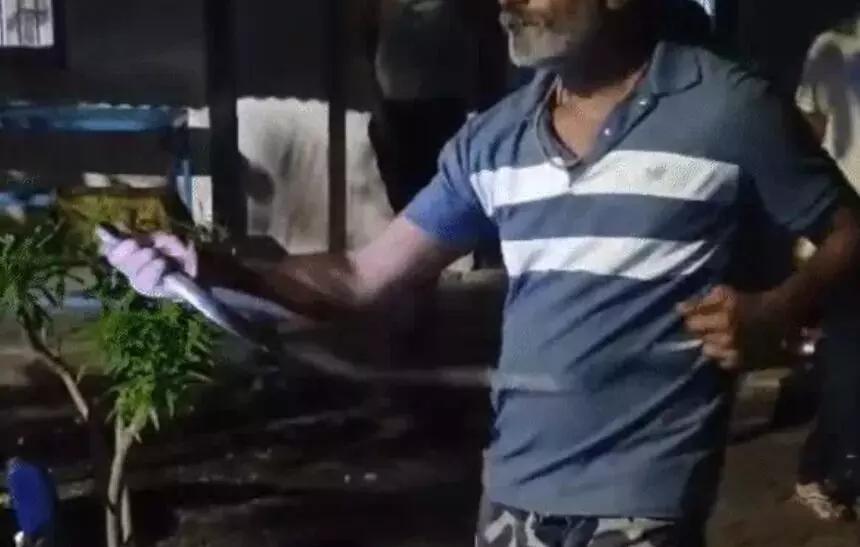 कांस्टेबल के कोबरा पकड़ते ही बजने लगी तालियां-थोड़ी ही देर में सन्नाटा कांस्टेबल के कोबरा पकड़ते ही बजने लगी तालियां-थोड़ी ही देर में सन्नाटा