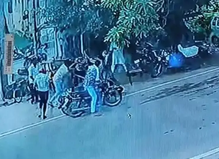 युवक पर लाठी डंडों से अटैक- बाइक सवार आठ लड़कों ने की मारपीट युवक पर लाठी डंडों से अटैक- बाइक सवार आठ लड़कों ने की मारपीट