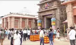 मंदिर में मोबाइल की नो एंट्री- पुलिस कर्मी एवं अफसर और... मंदिर में मोबाइल की नो एंट्री- पुलिस कर्मी एवं अफसर और...
