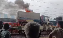 मालगाड़ी में सवार सेना के ट्रक में लगी आग- हाई टेंशन लाइन से ट्रक का.. मालगाड़ी में सवार सेना के ट्रक में लगी आग- हाई टेंशन लाइन से ट्रक का..