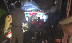 आगरा लखनऊ एक्सप्रेस वे पर हादसा- ट्रक से टकराकर पलटी बस-4 की मौत आगरा लखनऊ एक्सप्रेस वे पर हादसा- ट्रक से टकराकर पलटी बस-4 की मौत