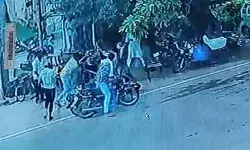 युवक पर लाठी डंडों से अटैक- बाइक सवार आठ लड़कों ने की मारपीट युवक पर लाठी डंडों से अटैक- बाइक सवार आठ लड़कों ने की मारपीट