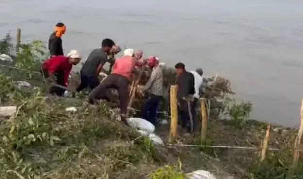 रावली तटबंध पर गंगा ने फिर शुरू किया कटान- ग्रामीणों में दहशत रावली तटबंध पर गंगा ने फिर शुरू किया कटान- ग्रामीणों में दहशत