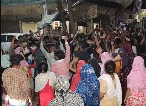 आई लव मोहम्मद जुलूस में बावल- पुलिस की गाड़ी तोडी- नोंचे दरोगा.. आई लव मोहम्मद जुलूस में बावल- पुलिस की गाड़ी तोडी- नोंचे दरोगा..