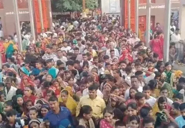 नवरात्र के पहले दिन जबरदस्त भीड़- पैर रखने की नहीं जगह-1 किलोमीटर.. नवरात्र के पहले दिन जबरदस्त भीड़- पैर रखने की नहीं जगह-1 किलोमीटर..