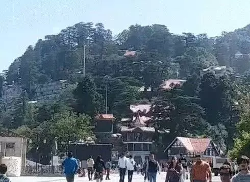बारिश के चलते ही लौटने लगी पहाड़ों की रौनक- टूरिस्ट से गुलजार होने.. बारिश के चलते ही लौटने लगी पहाड़ों की रौनक- टूरिस्ट से गुलजार होने..
