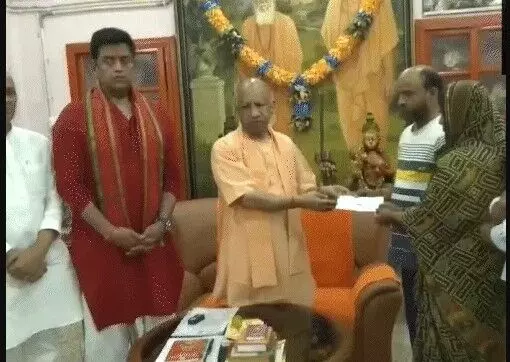 NEET छात्र की हत्या-CM ने पिता के कंधे पर हाथ रख दी दिलासा- मां को 5 NEET छात्र की हत्या-CM ने पिता के कंधे पर हाथ रख दी दिलासा- मां को 5