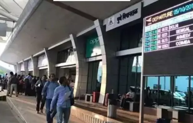 फ्लाइट में सवार होने को तैयार पैसेंजर के बैग से मचा हड़कंप- रिवाल्वर..