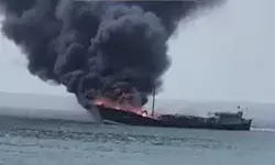 चीनी और चावल लदे मालवाहक जहाज में लगी आग- 14 क्रू मेंबर्स.. चीनी और चावल लदे मालवाहक जहाज में लगी आग- 14 क्रू मेंबर्स..