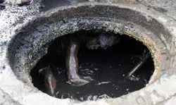 सीवर लाइन की सफाई में दो मजदूरों के बेहोश हो जाने से मचा हड़कंप सीवर लाइन की सफाई में दो मजदूरों के बेहोश हो जाने से मचा हड़कंप