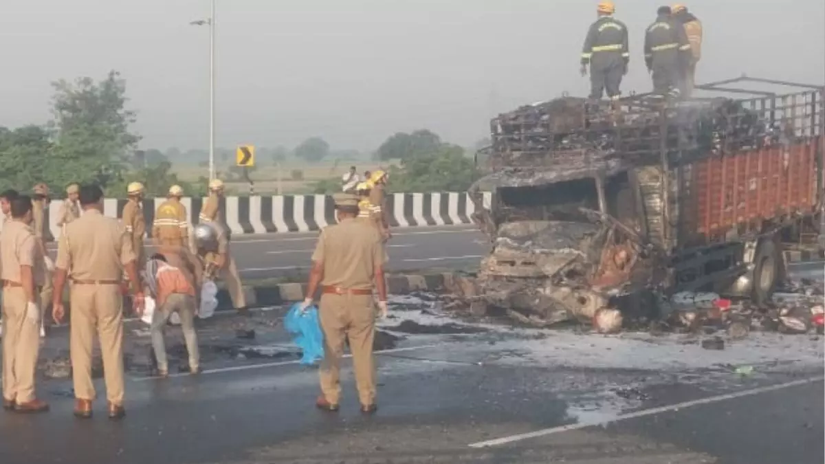 सुबह - सुबह कैंटर और कार में टक्कर - जिंदा जल गए 5 लोग