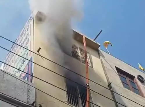 घनी आबादी के बीच दुकान में भयंकर आग- नवरात्र पर खरीदारी..