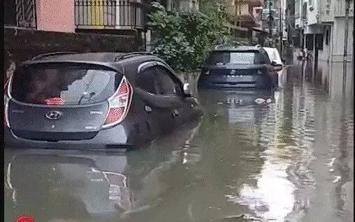 मूसलाधार बारिश से आई बाढ- सड़कों पर 3 फुट पानी- 5 की मौत
