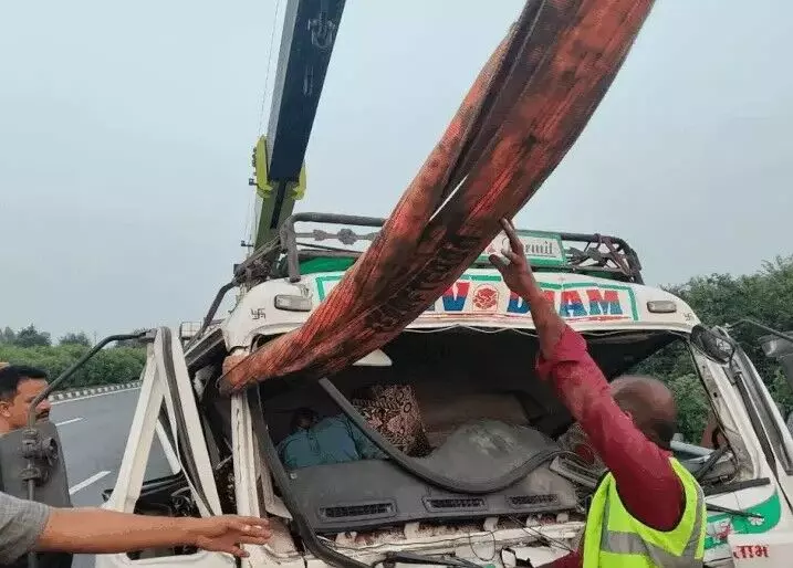 टायर बदलते समय खड़े ट्रक में ट्रेलर ने मारी टक्कर- चली गई तीन की जान