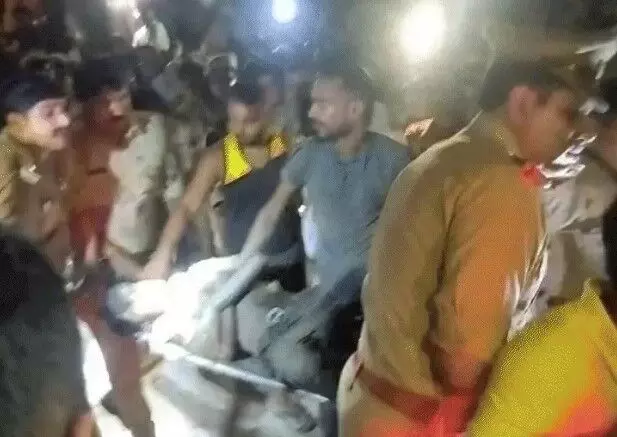 छत डालते समय हादसा- गैस कटर से काटकर निकाले 3 शव- डीएम एसपी..