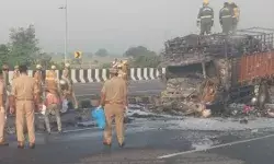 सुबह - सुबह कैंटर और कार में टक्कर - जिंदा जल गए 5 लोग सुबह - सुबह कैंटर और कार में टक्कर - जिंदा जल गए 5 लोग