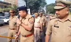 गए थे आजम खान को लेने- कटवा बैठे गाड़ियों के चालान- उत्साह में आकर.. गए थे आजम खान को लेने- कटवा बैठे गाड़ियों के चालान- उत्साह में आकर..